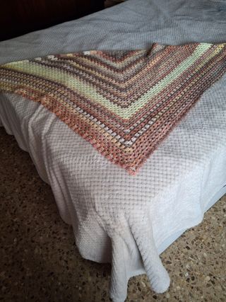 Chal crochet beige y colores de la misma gama