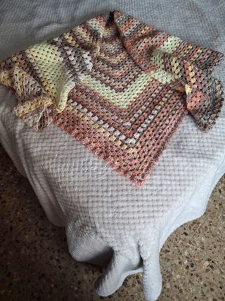 Chal crochet beige y colores de la misma gama