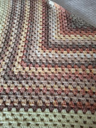 Chal crochet beige y colores de la misma gama