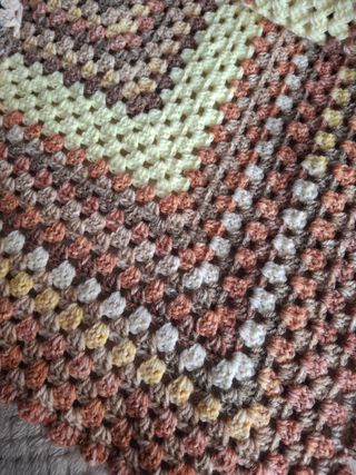 Chal crochet beige y colores de la misma gama