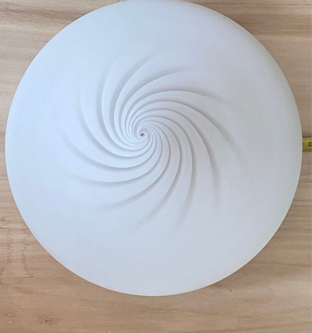 Plafoniera bianca con design a spirale