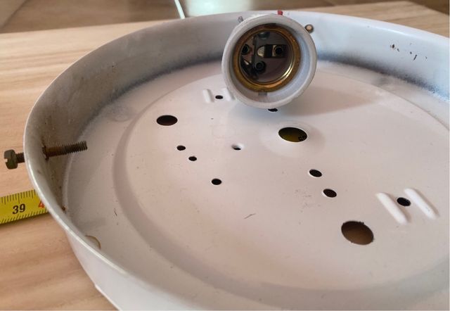 Plafoniera bianca con design a spirale