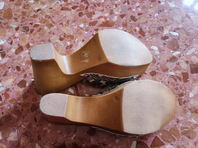 Zapatos de tacón con estampado de serpiente