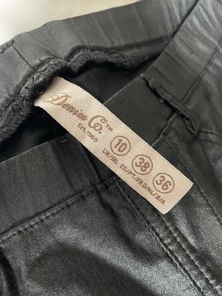 Pantalones negros efecto piel