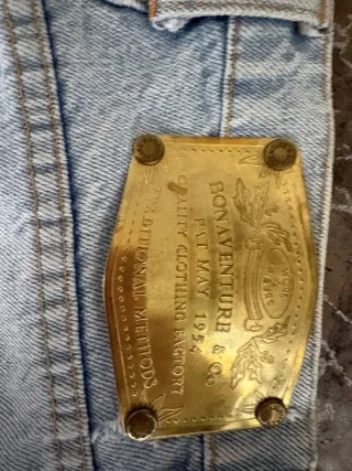 Pantalones vaqueros desgastados con estampado