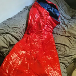Saco de dormir y funda impermeable