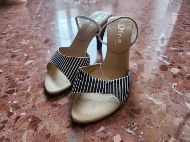 Zapatos de tacón beige y negro