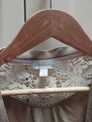 Rebeca mujer beige con encaje