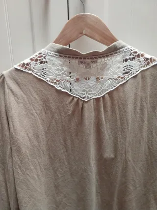 Rebeca mujer beige con encaje