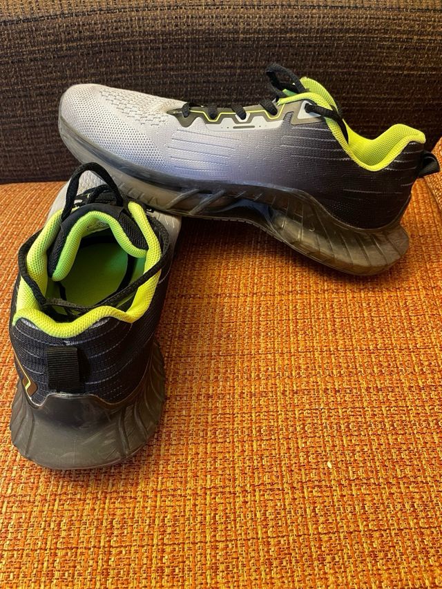 Zapatillas deportivas grises y negras