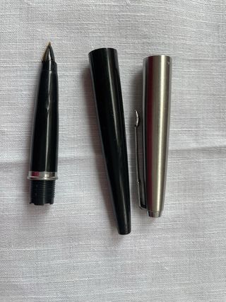 Pluma Parker USA azul 21 y otra 45 plumin oro