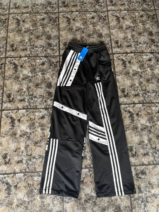 Pantalón Adidas Negro con Botones Laterales