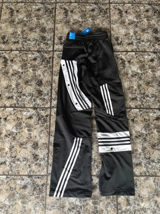Pantalón Adidas Negro con Botones Laterales
