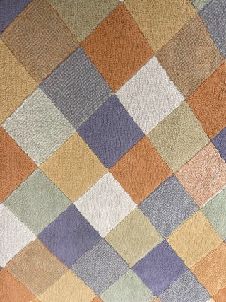 Alfombra preciosa rombos naranja y morado