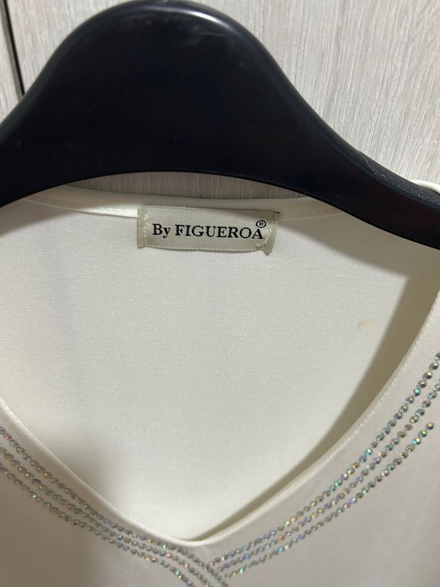 Camiseta By Figueroa blanca con pedrería