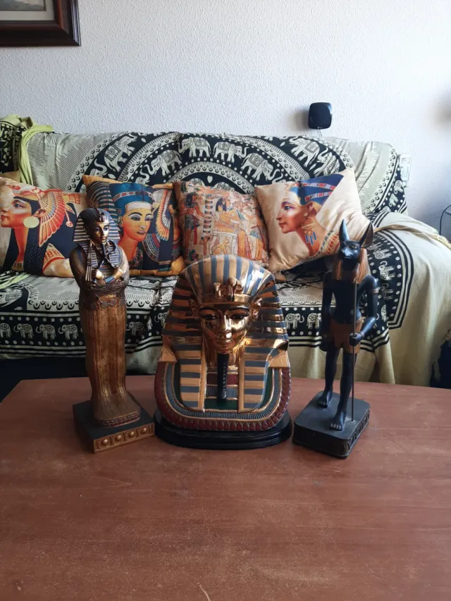 Figuras Egipcias: Tutankamón y Anubis
