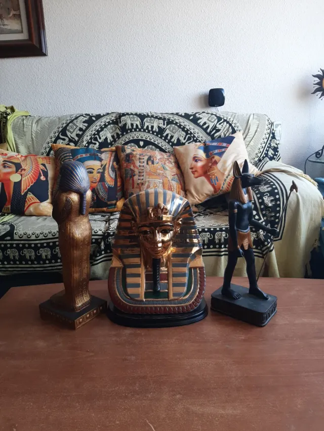 Figuras Egipcias: Tutankamón y Anubis