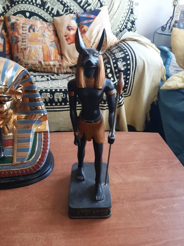Figuras Egipcias: Tutankamón y Anubis