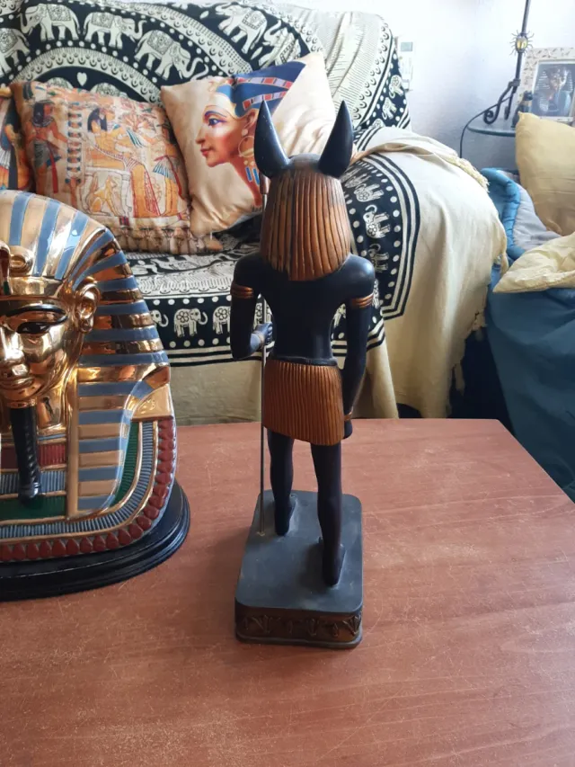 Figuras Egipcias: Tutankamón y Anubis