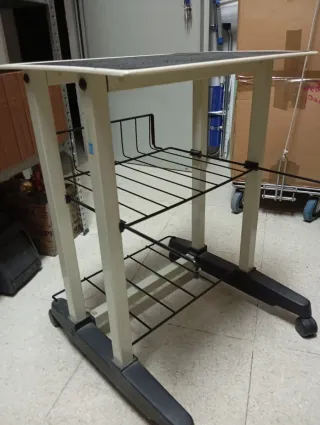 Mesa de ordenador con ruedas