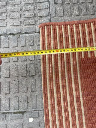 Alfombra naranja y beige con diseño de puntos