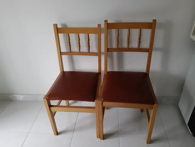 Juego de 4 sillas de madera tapizadas