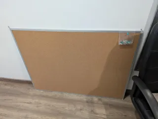 Tablón de anuncios con chinchetas