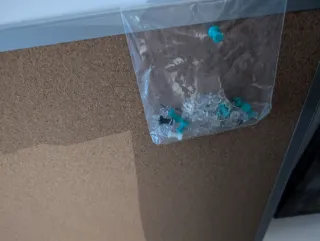 Tablón de anuncios con chinchetas