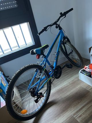 Bicicleta Montaña Azul y Negra. Es nueva.