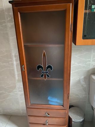 Vitrina madera cristal dibujo fleur de lis