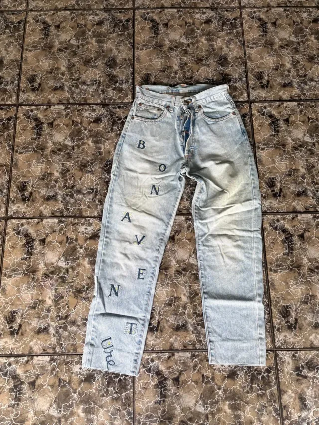 Pantalones vaqueros con letras