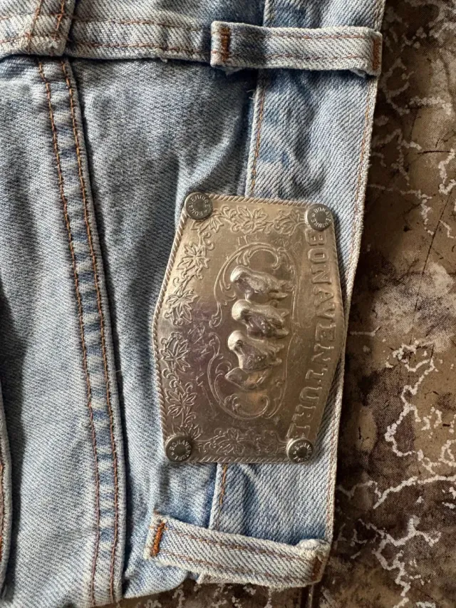 Pantalones vaqueros con letras