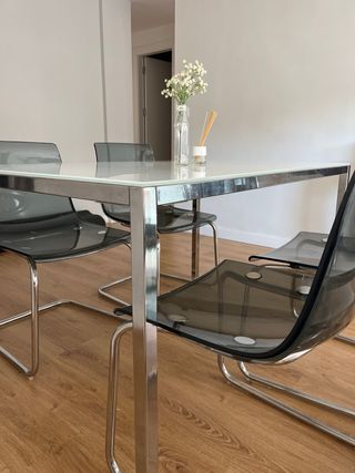 Mesa comedor blanca y 4 sillas modernas