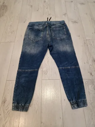 Pantalones efecto desgastado, anchos.