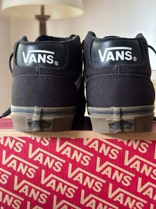 Zapatillas Vans Negras con suela marrón