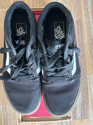 Zapatillas Vans Negras con suela marrón