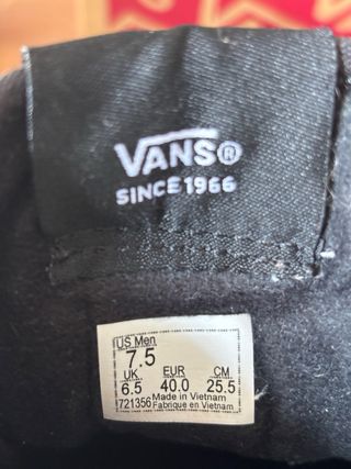 Zapatillas Vans Negras con suela marrón