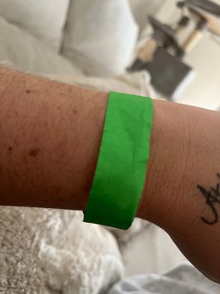 Pulsera verde, un solo uso