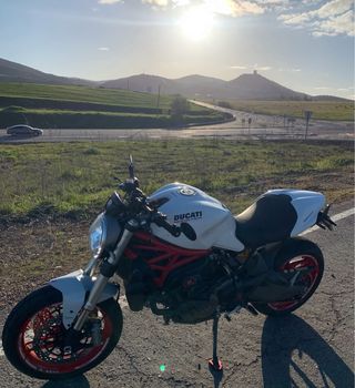 Ducati Monster 821 Blanca y Roja, Limitada A2