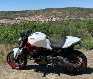 Ducati Monster 821 Blanca y Roja, Limitada A2