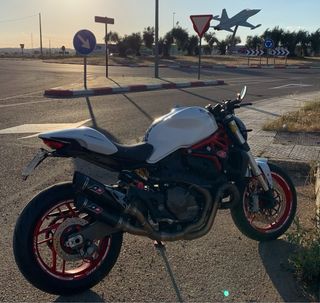 Ducati Monster 821 Blanca y Roja, Limitada A2
