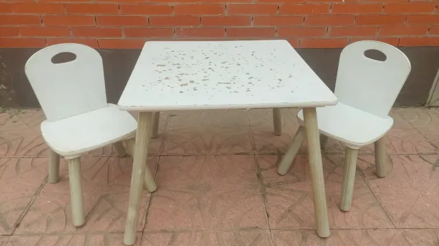 Mesa y sillas para niños