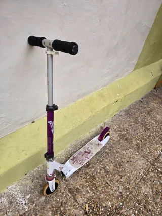 Patinete infantil blanco y morado