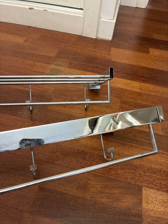 2 Colgadores de metal plateado