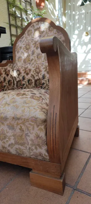 2 sillones antiguos de tela y madera, pequeños.