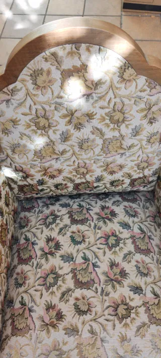 2 sillones antiguos de tela y madera, pequeños.