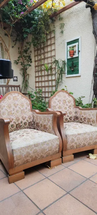 2 sillones antiguos de tela y madera, pequeños.