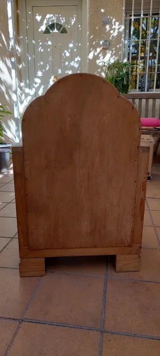 2 sillones antiguos de tela y madera, pequeños.