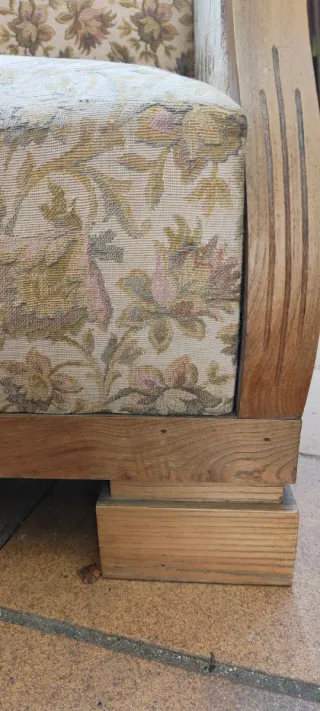 2 sillones antiguos de tela y madera, pequeños.