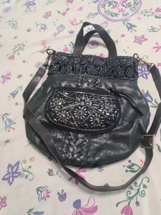 Bolso negro y plateado con adornos de cuero